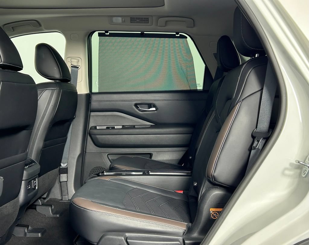 Used 2024 Nissan Pathfinder Platinum AWD/4WD image 18