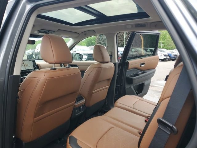 Certified 2025 Nissan Pathfinder Platinum w/ Cargo Package AWD/4WD image 25