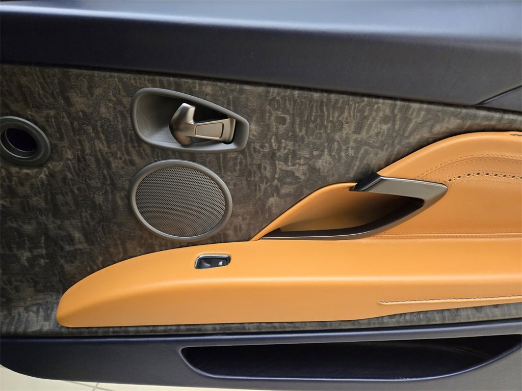 Used 2021 Aston Martin DB11 image 25