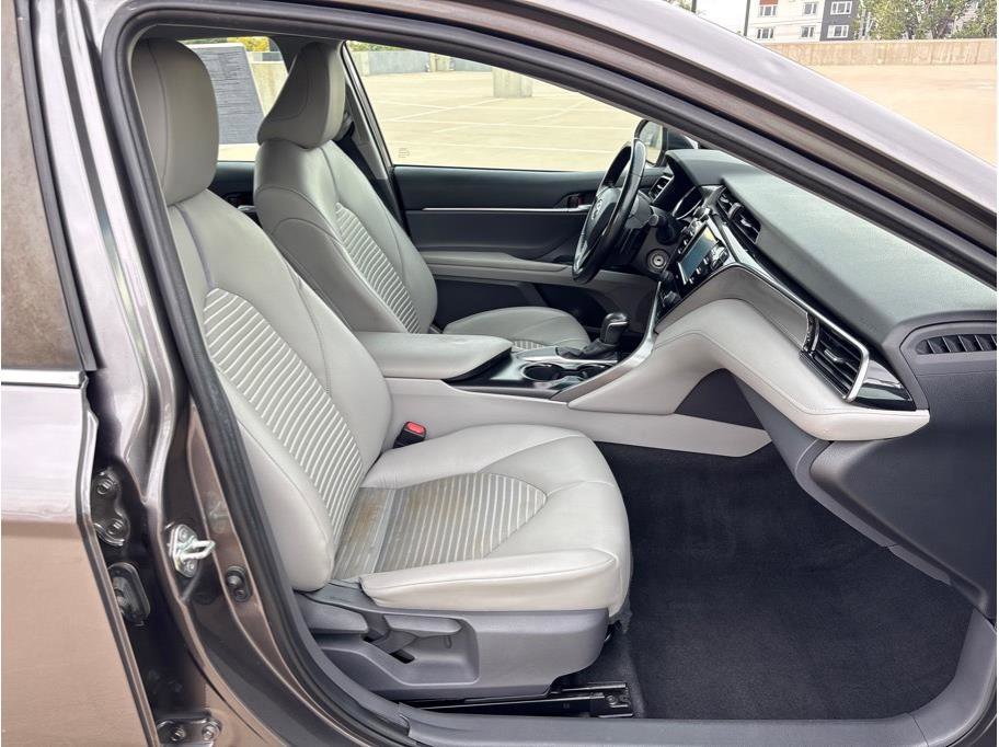 Used 2020 Toyota Camry SE image 14