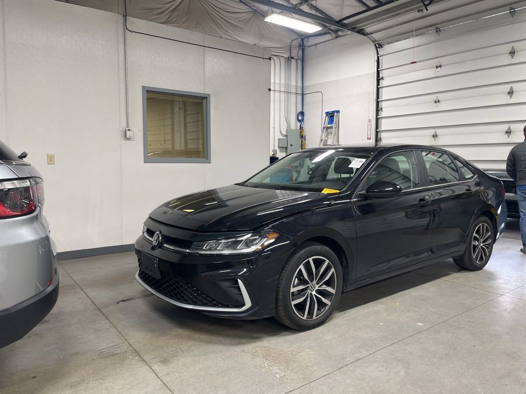 Used 2025 Volkswagen Jetta SE image 1