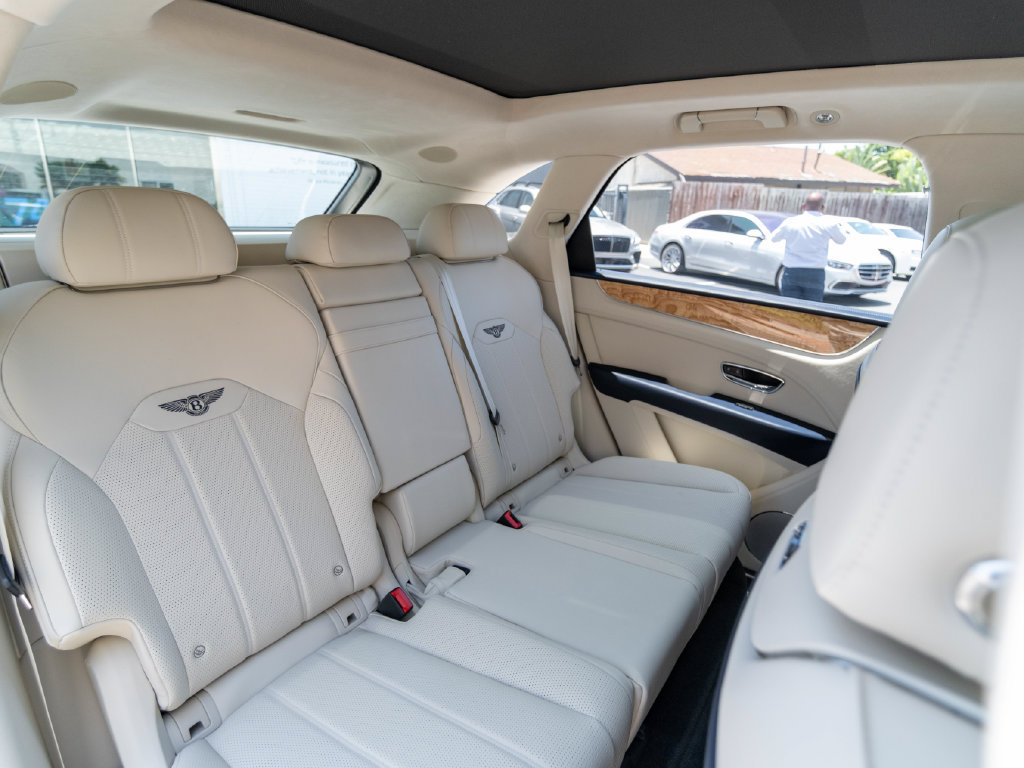Used 2024 Bentley Bentayga AWD/4WD image 21