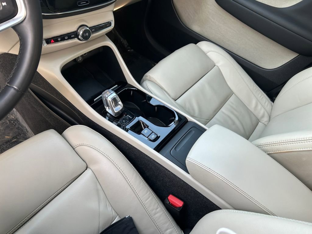 Used 2023 Volvo XC40 B5 Plus image 20