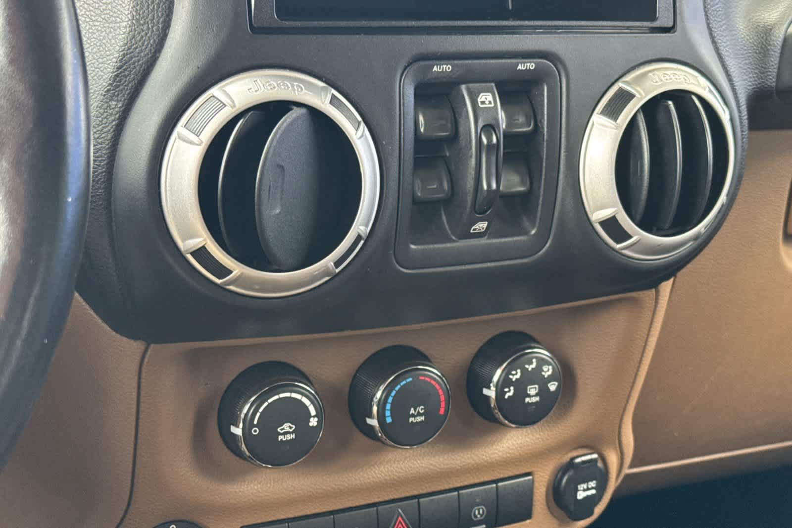 Used 2014 Jeep Wrangler Unlimited Sahara w/ Connectivity Group AWD/4WD image 20