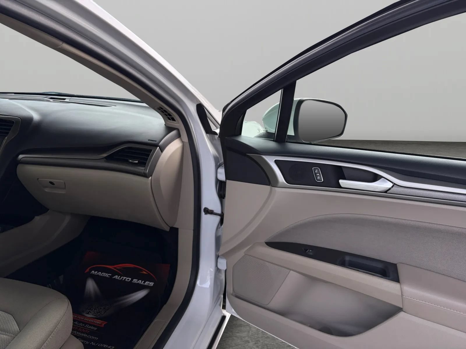 Used 2019 Ford Fusion SE FWD image 19