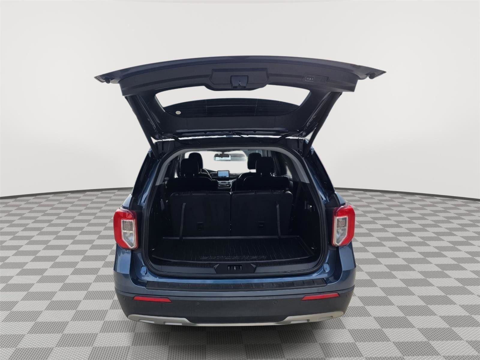 Used 2020 Ford Explorer XLT w/ Equipment Group 202A image 7