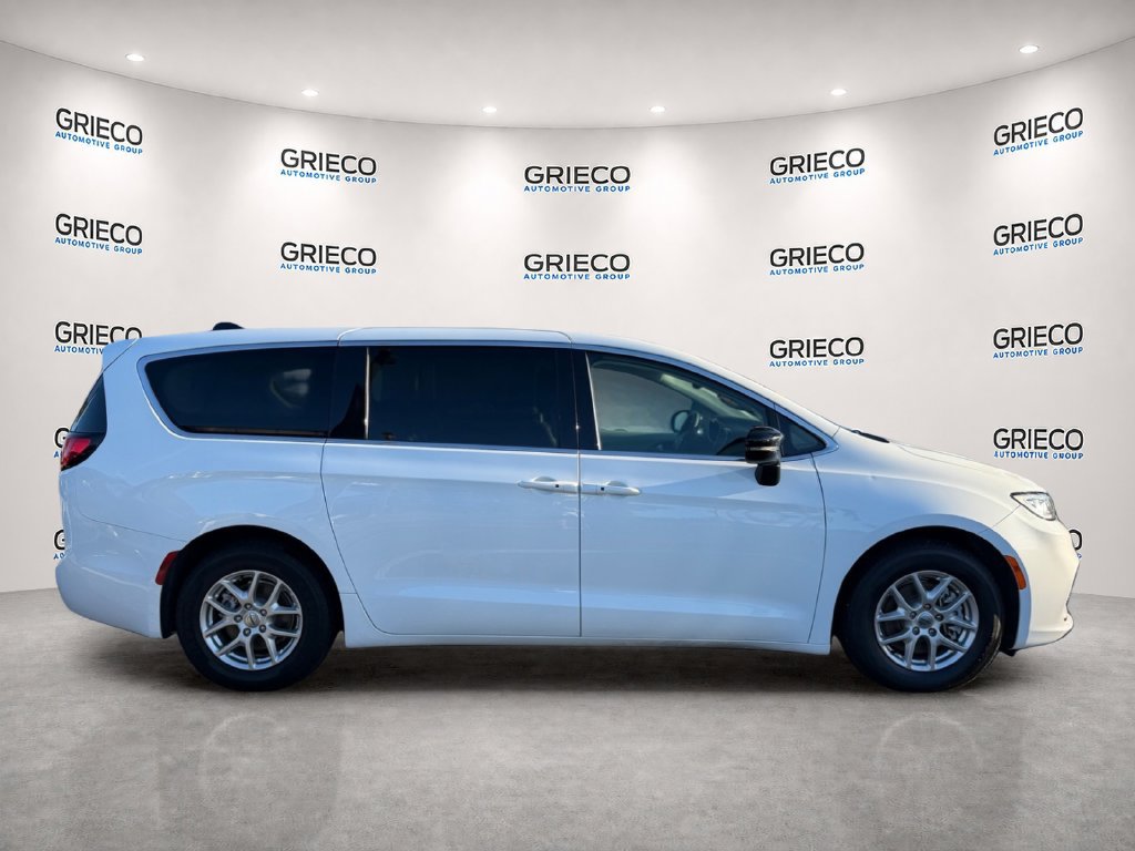 Used 2024 Chrysler Pacifica Touring-L FWD image 8