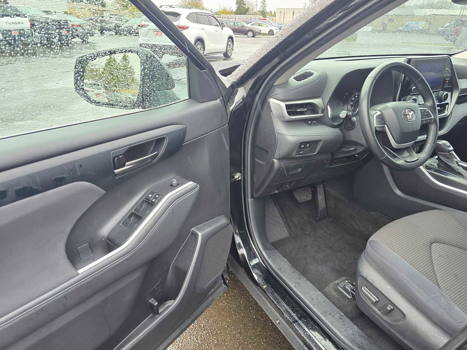 Used 2023 Toyota Highlander LE AWD/4WD image 23