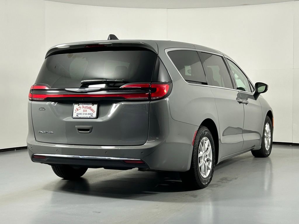 Used 2023 Chrysler Pacifica Touring-L image 7