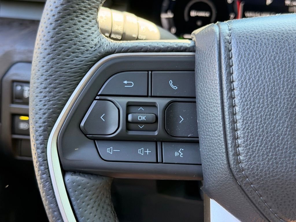 Used 2025 Toyota Tacoma Limited AWD/4WD image 31