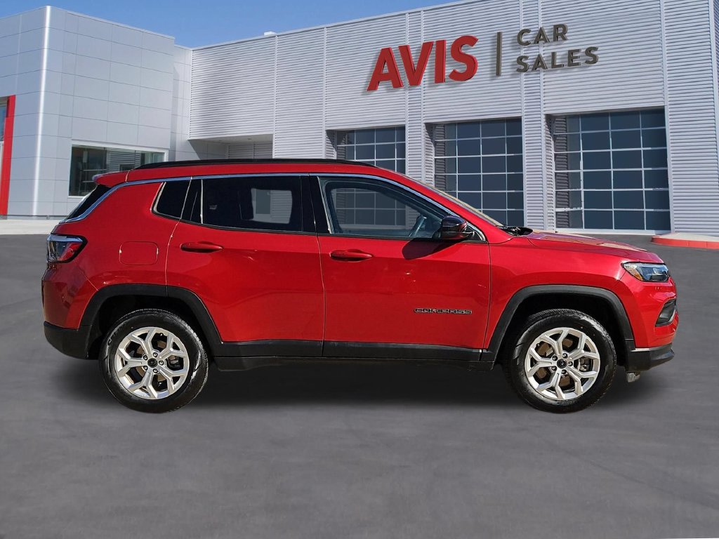 Used 2025 Jeep Compass Latitude w/ Sun & Sound Group AWD/4WD image 5