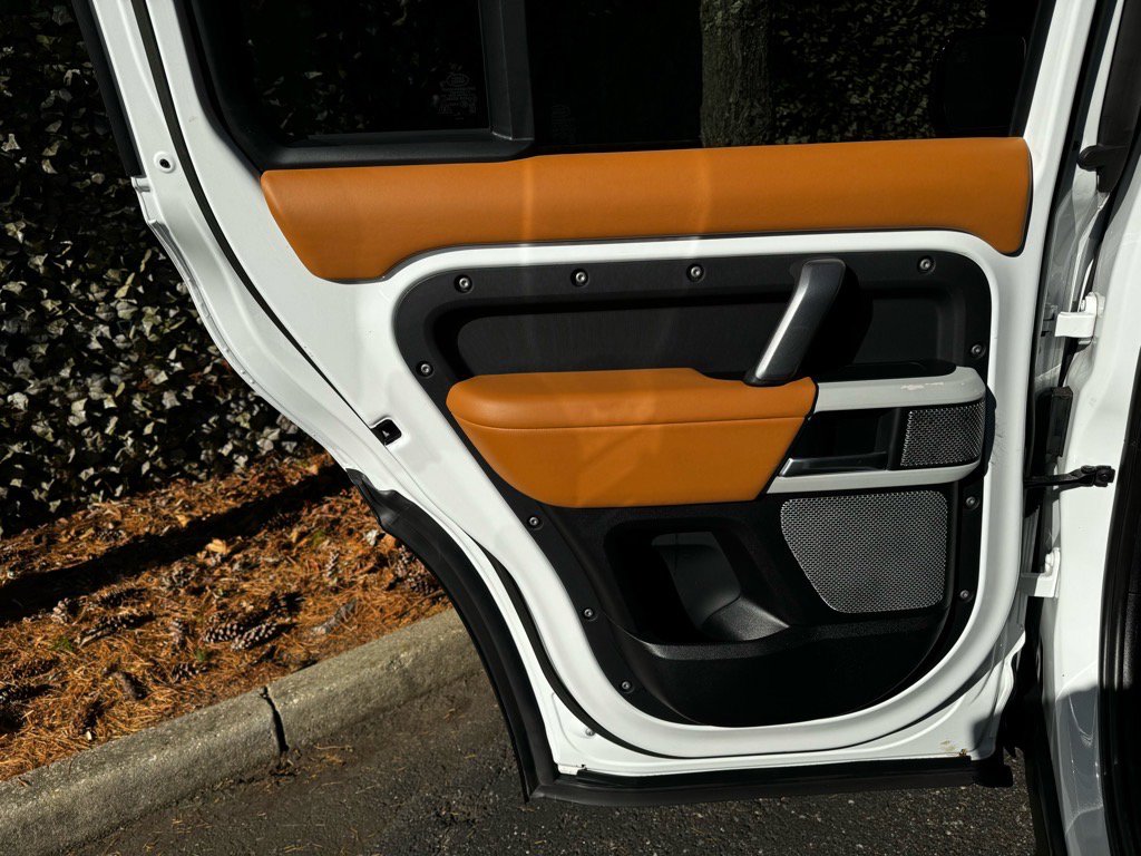 Used 2023 Land Rover Defender 130 X-Dynamic SE image 17