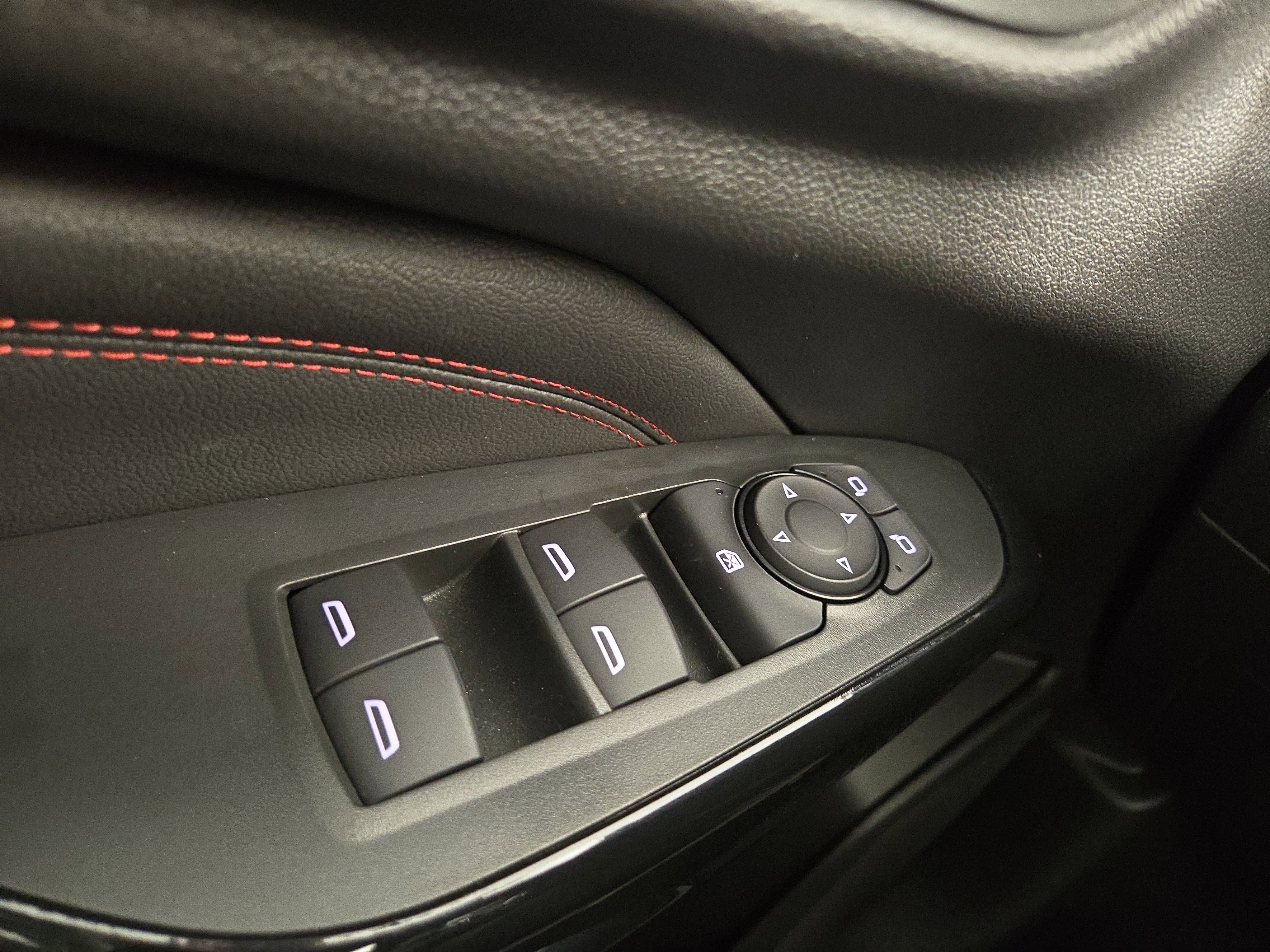 Certified 2025 Chevrolet Trax RS w/ Sunroof Package image 29