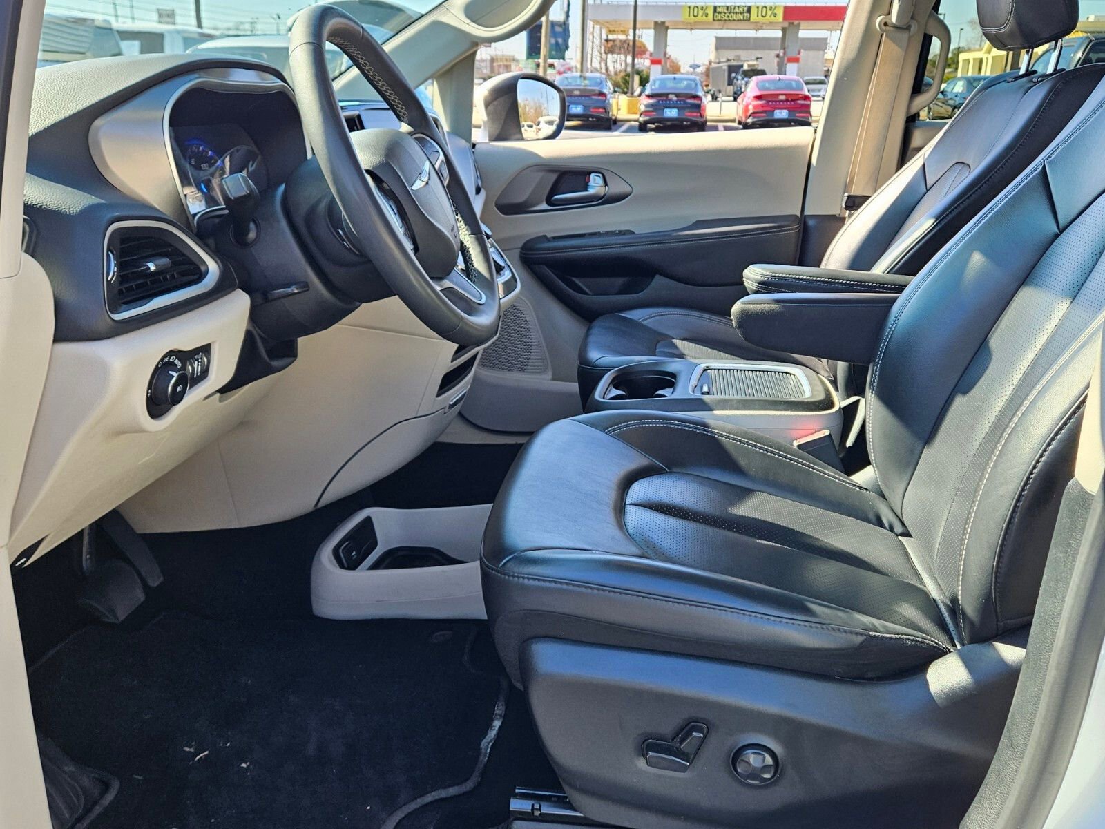 Used 2023 Chrysler Pacifica Touring-L image 5