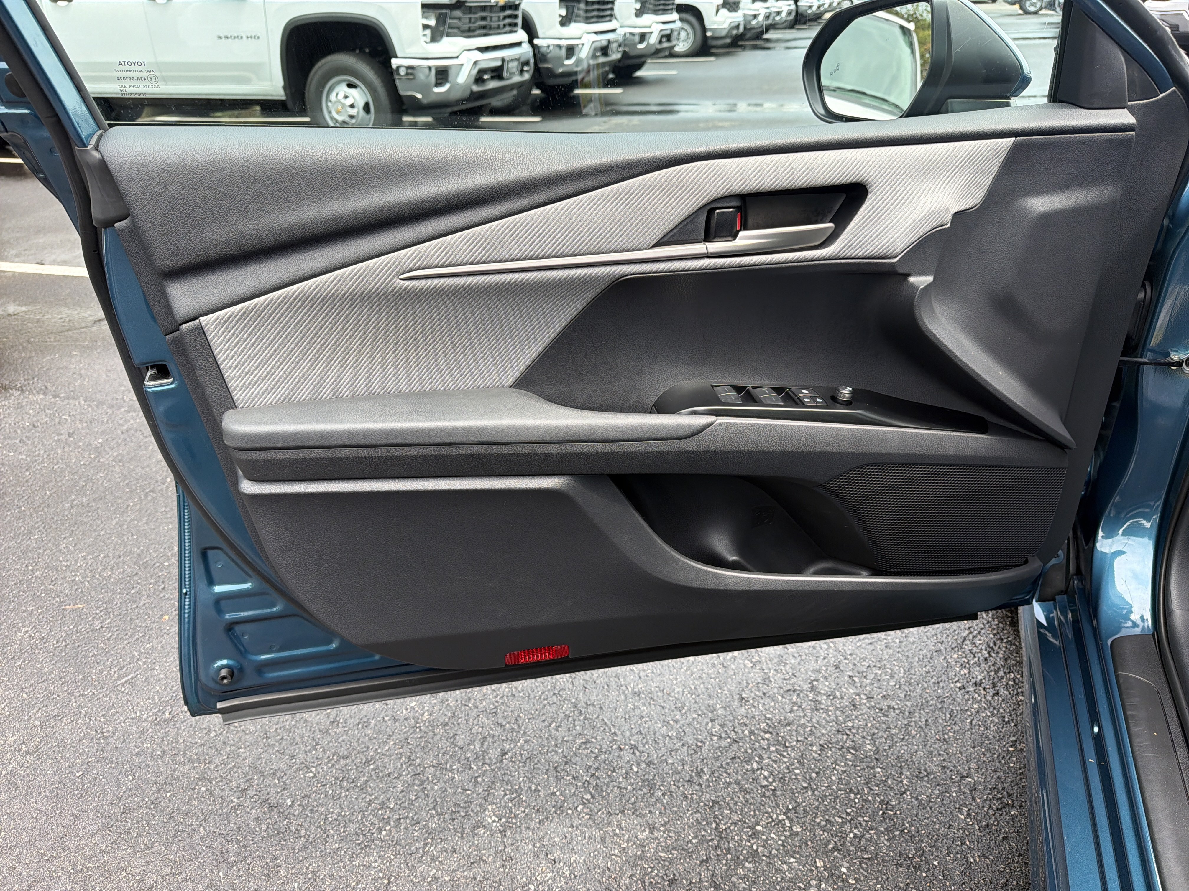 Used 2025 Toyota Camry SE FWD image 14