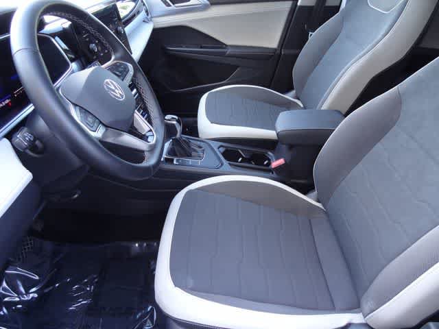 Used 2025 Volkswagen Taos SE FWD image 5