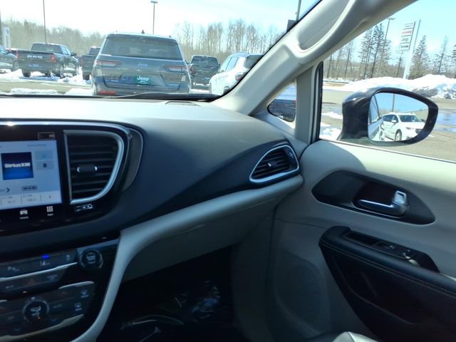 Used 2024 Chrysler Pacifica Touring-L FWD image 20