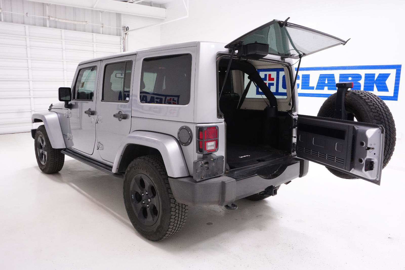 Used 2015 Jeep Wrangler Altitude image 8