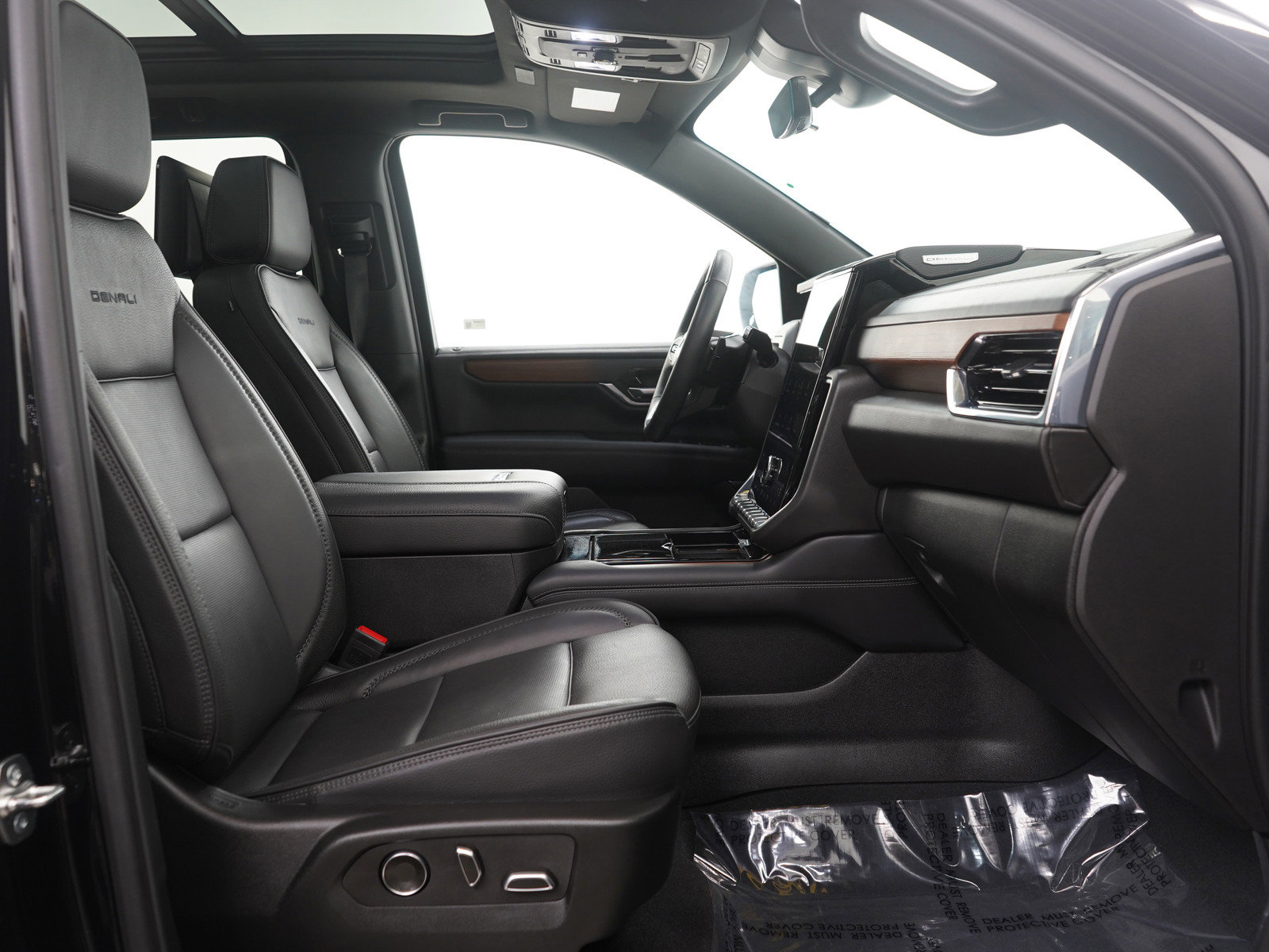 Used 2025 GMC Yukon Denali w/ Denali Reserve Package image 13