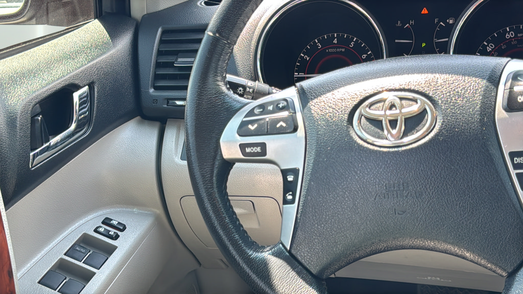 Used 2012 Toyota Highlander Limited w/ Tow Pkg FWD image 26
