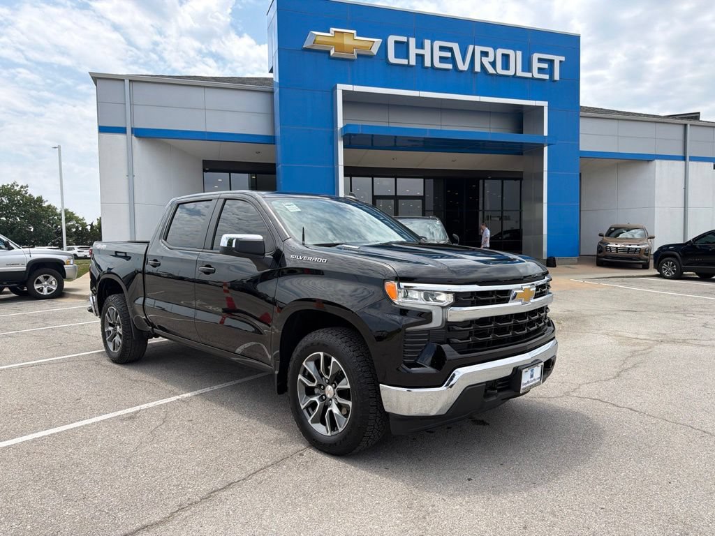 Used 2025 Chevrolet Silverado 1500 LT AWD/4WD image 1