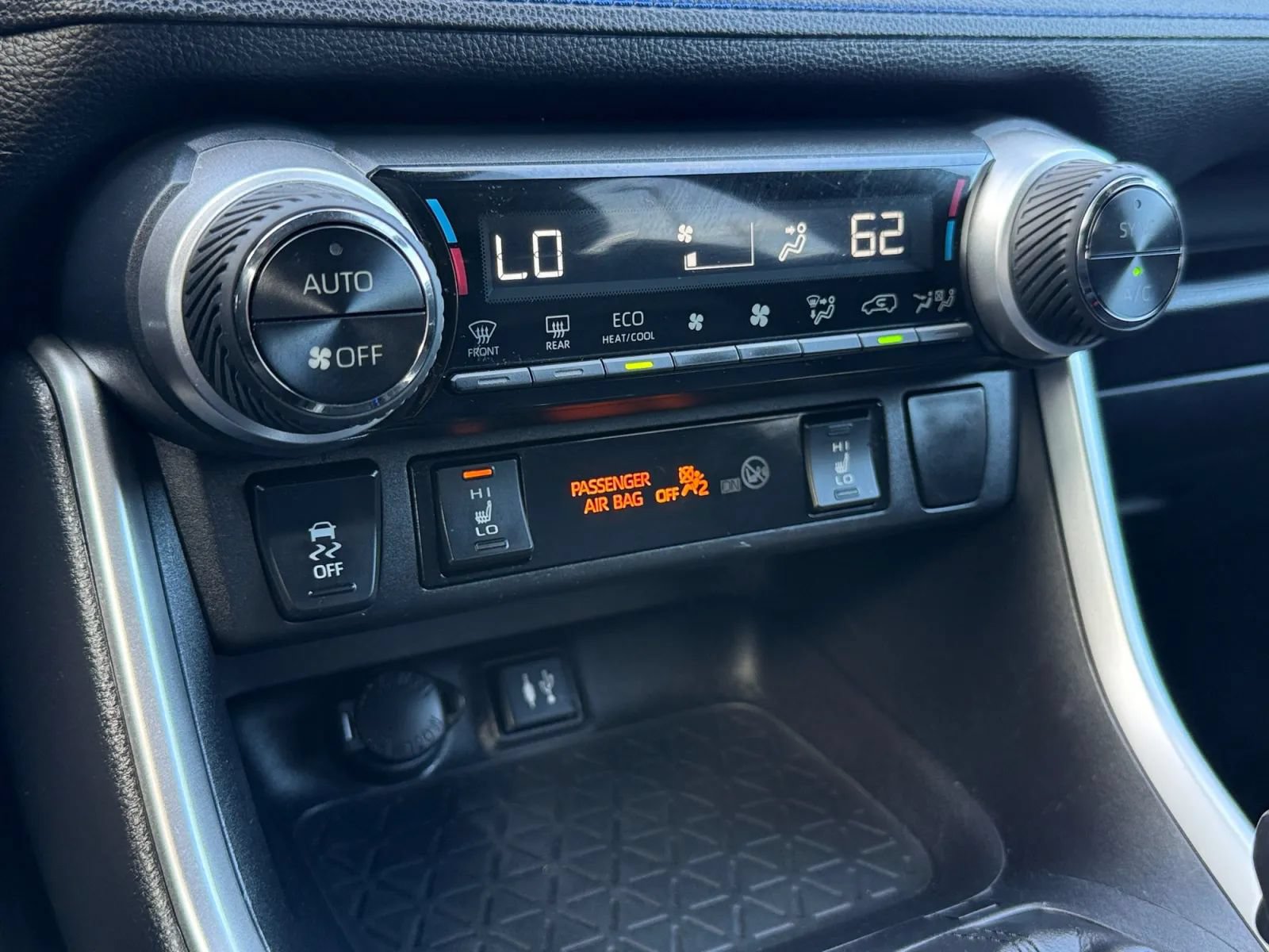 Used 2019 Toyota RAV4 XSE w/ Carpet Mat Package AWD/4WD image 33
