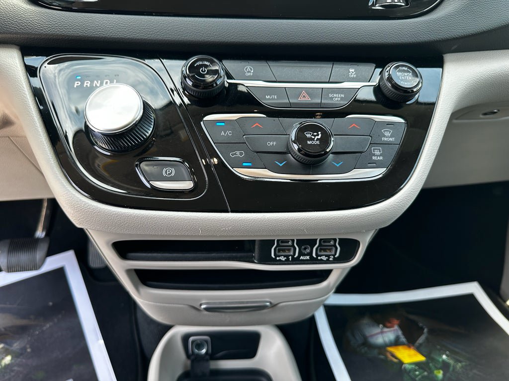 Used 2023 Chrysler Voyager LX FWD image 20