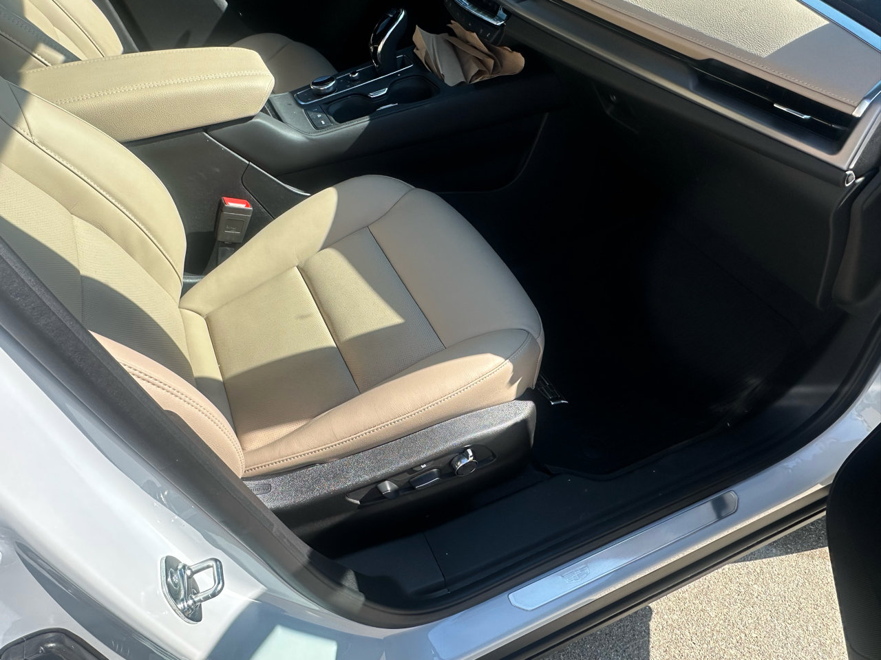 Used 2025 Cadillac XT4 Premium Luxury w/ Technology Package image 17