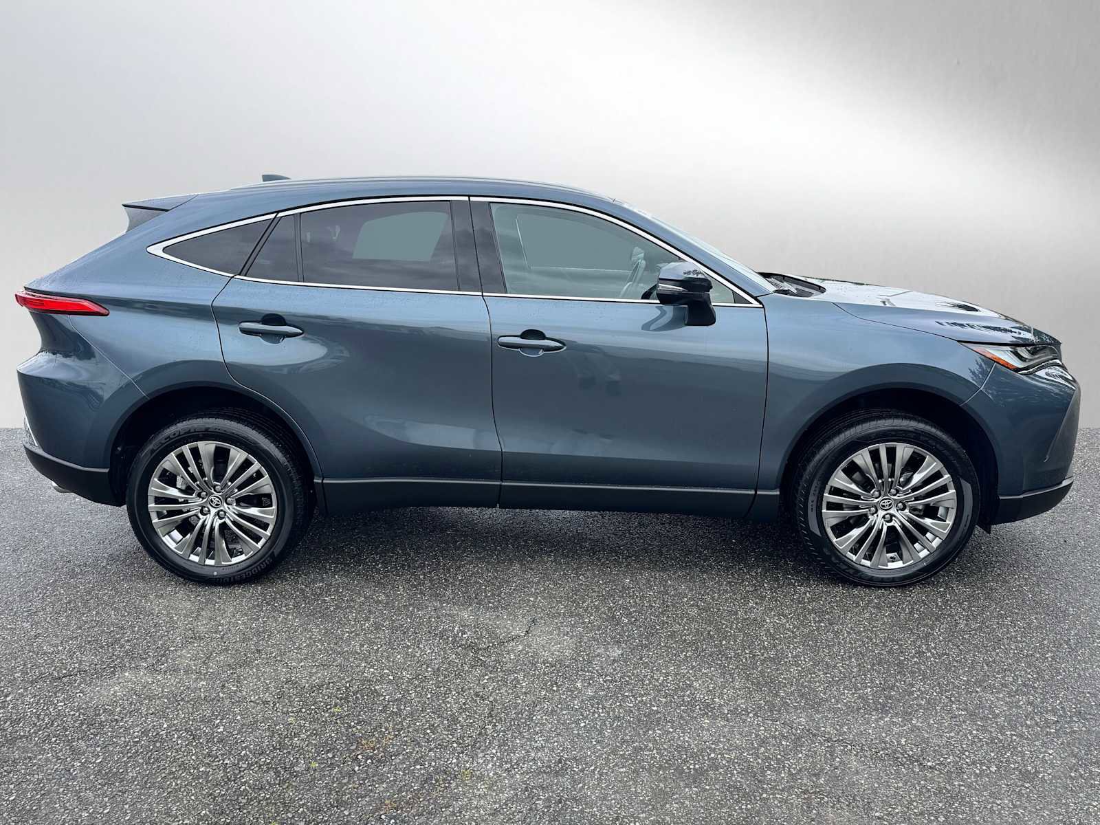 Certified 2024 Toyota Venza XLE AWD/4WD image 2