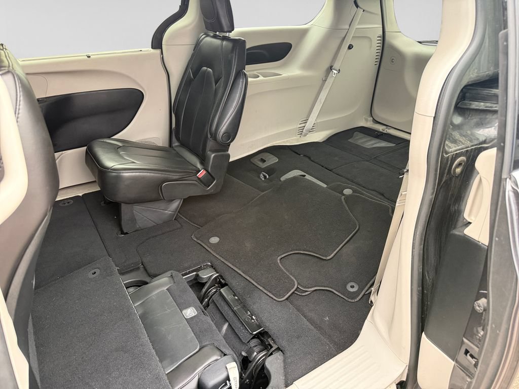 Used 2023 Chrysler Pacifica Touring-L FWD image 33