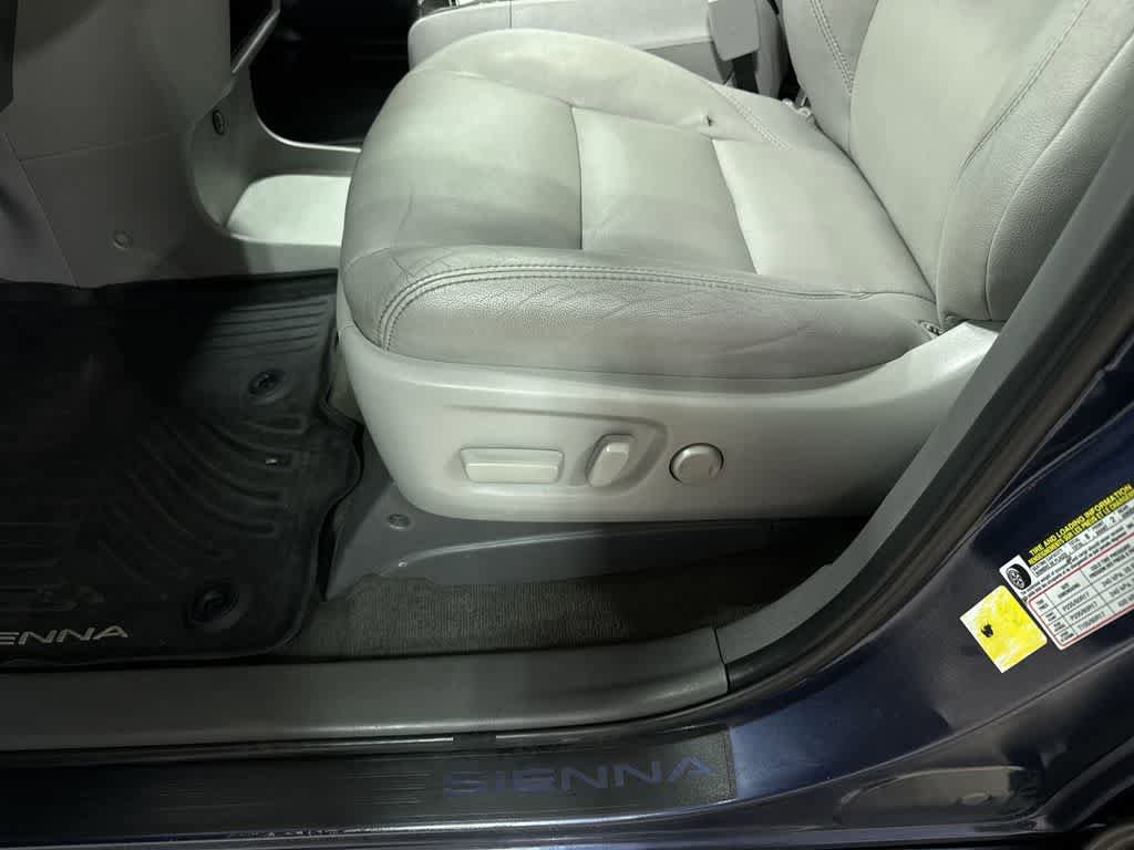 Used 2020 Toyota Sienna XLE w/ XLE Navigation Package image 25