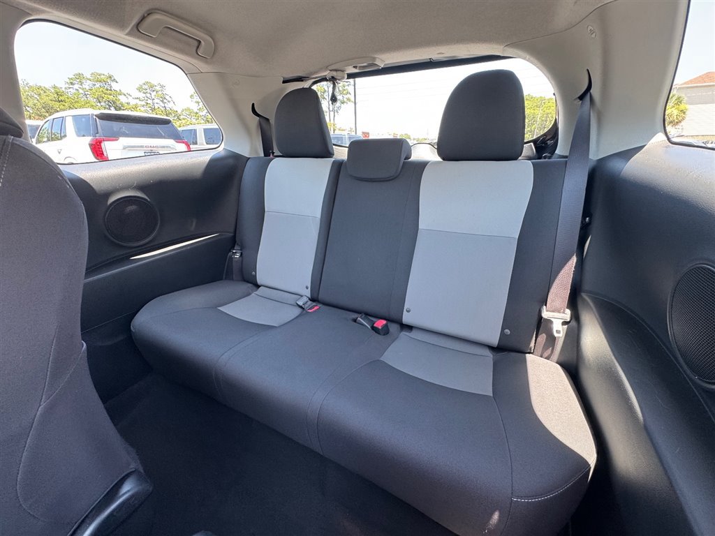 Used 2018 Toyota Yaris L FWD image 18
