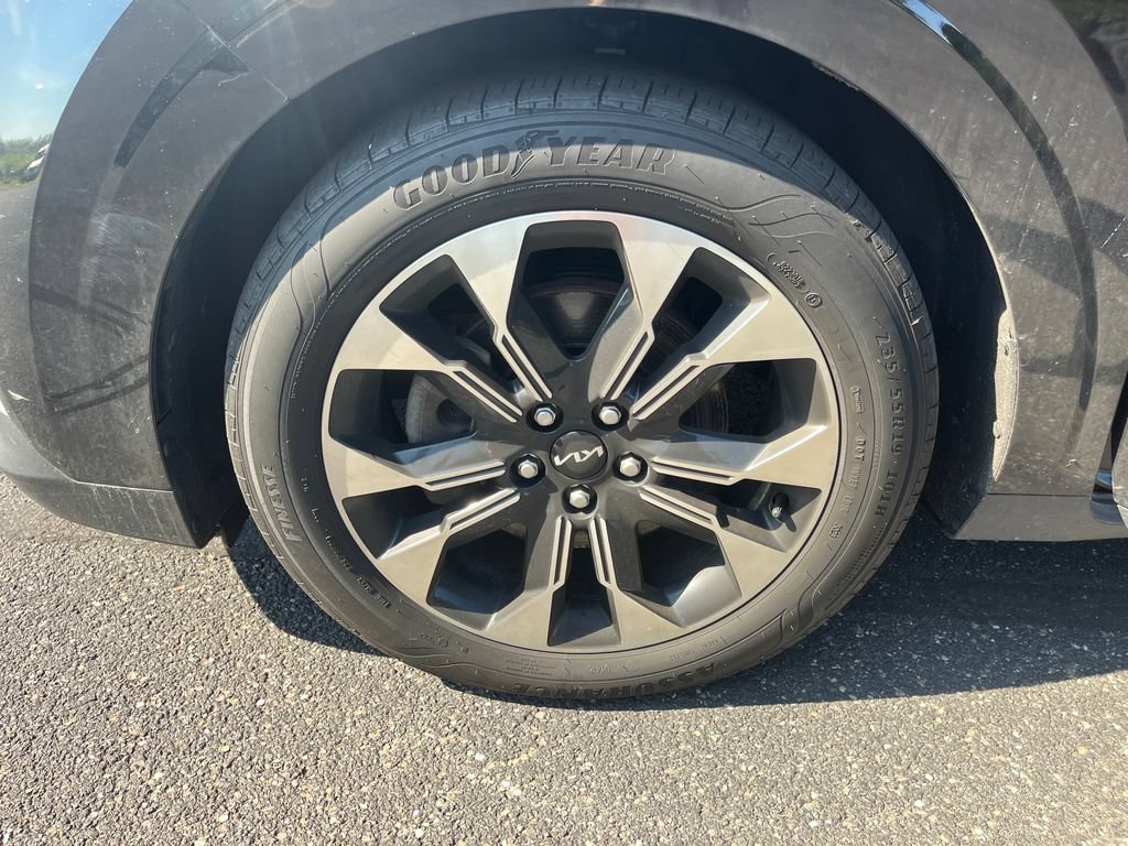 Used 2024 Kia Carnival EX FWD image 27