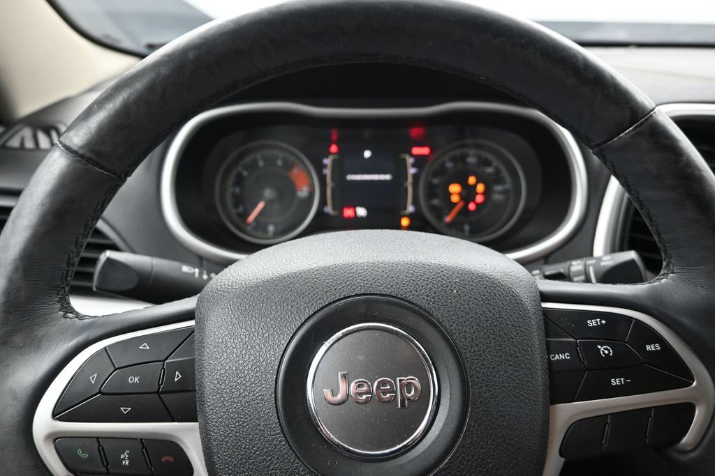 Used 2018 Jeep Cherokee Latitude Plus w/ Cold Weather Group AWD/4WD image 14