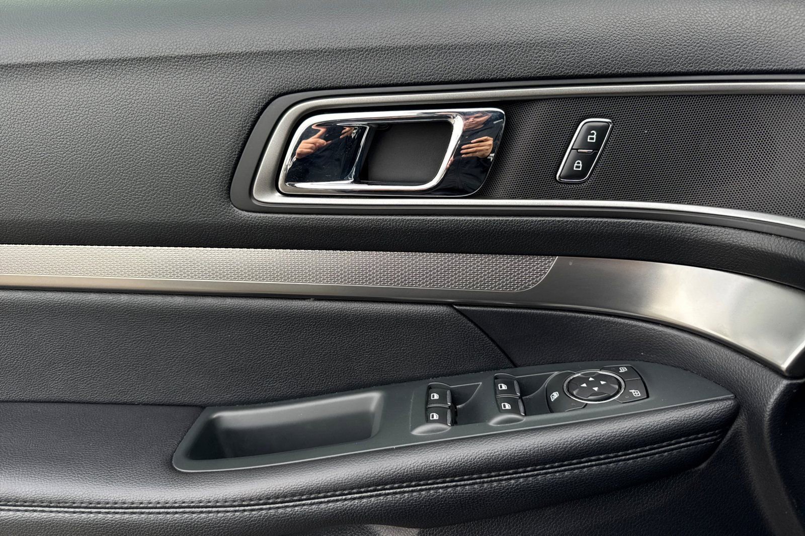 Used 2019 Ford Explorer XLT image 10