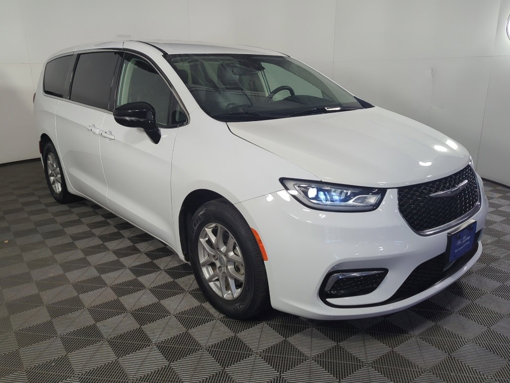 Used 2024 Chrysler Pacifica Touring-L image 11