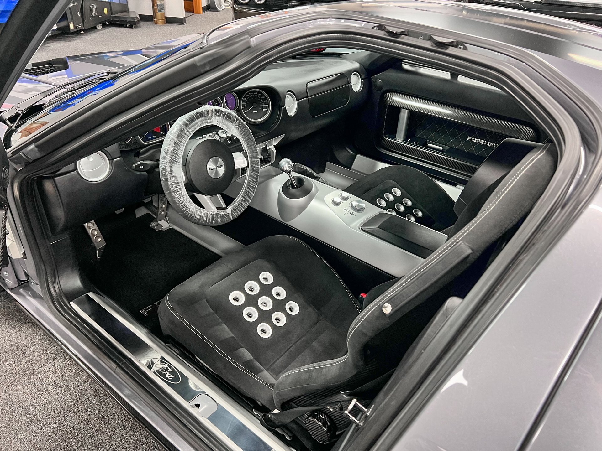 Used 2006 Ford GT RWD image 30