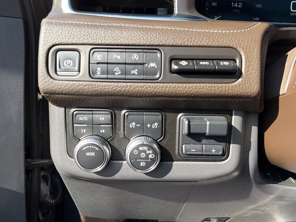 Used 2024 GMC Yukon Denali w/ Advanced Technology Package AWD/4WD image 18