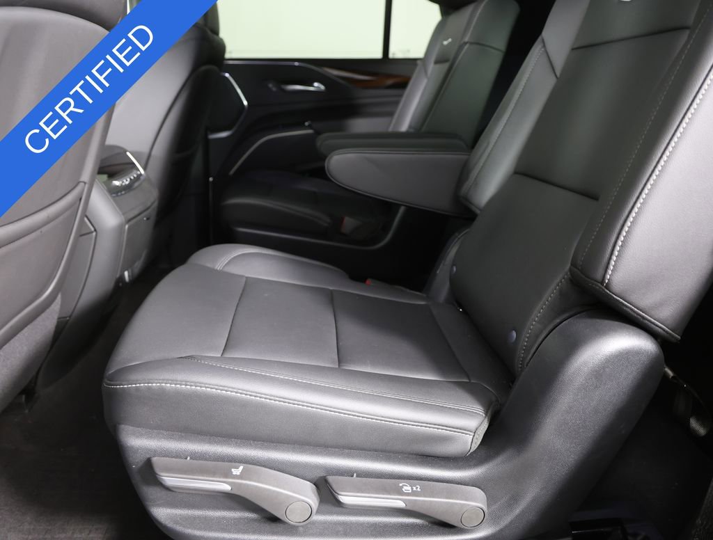 Used 2024 Cadillac Escalade Luxury AWD/4WD image 3