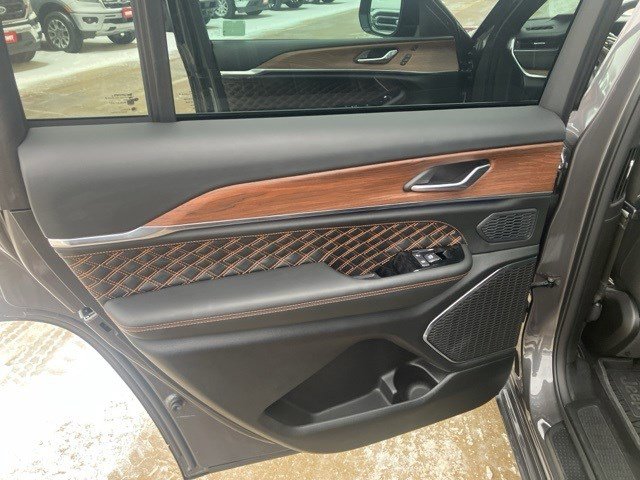 Used 2024 Jeep Grand Cherokee L Summit w/ High Altitude Package image 22