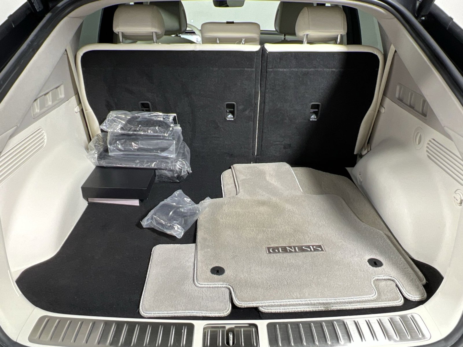 Used 2024 Genesis GV60 RWD image 26