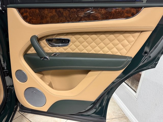 Used 2017 Bentley Bentayga AWD/4WD image 14