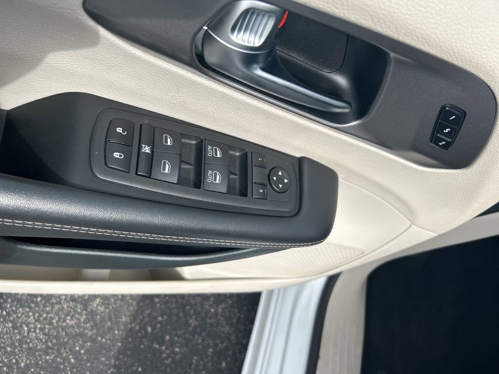 Used 2023 Chrysler Pacifica Touring-L FWD image 26
