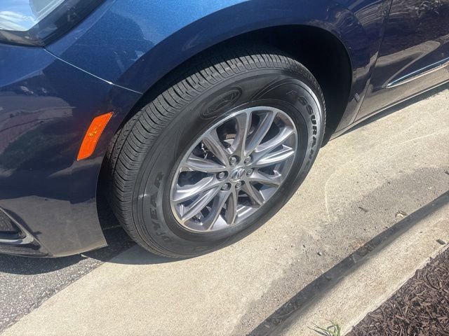 Used 2023 Buick Enclave Essence image 3