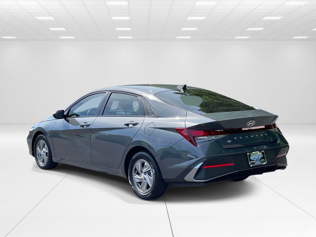 Certified 2025 Hyundai Elantra SE FWD image 4