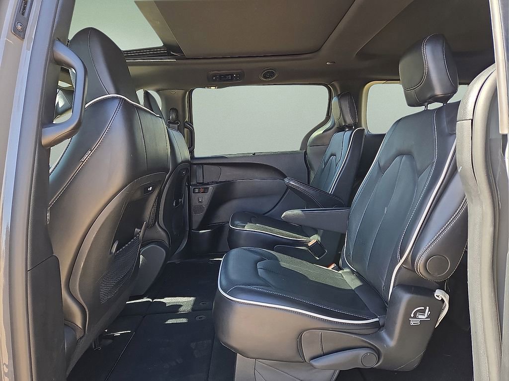Used 2025 Chrysler Pacifica Limited image 17