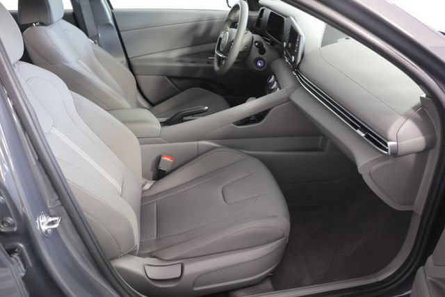 Certified 2024 Hyundai Elantra SE FWD image 21