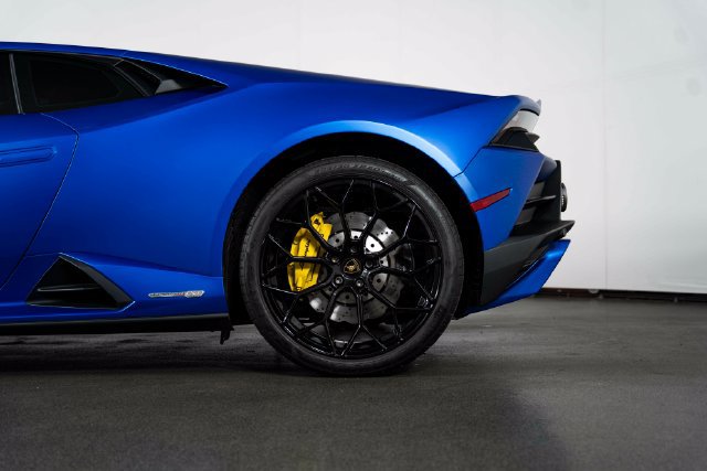 Used 2022 Lamborghini Huracan EVO RWD image 13