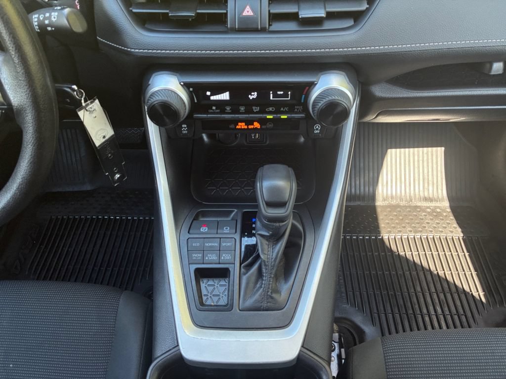 Used 2025 Toyota RAV4 LE AWD/4WD image 15