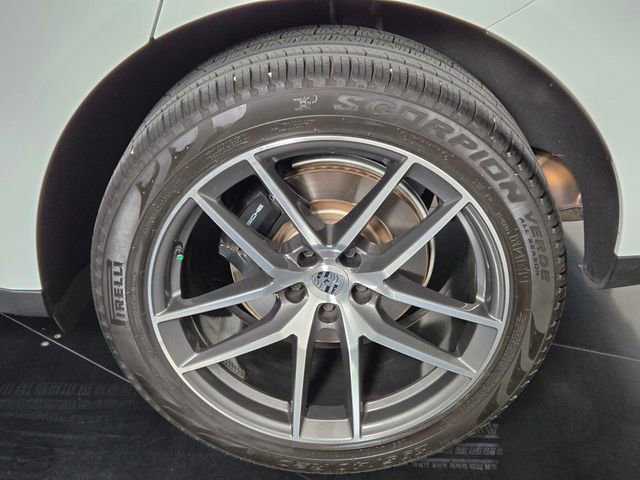 Used 2024 Porsche Macan image 11
